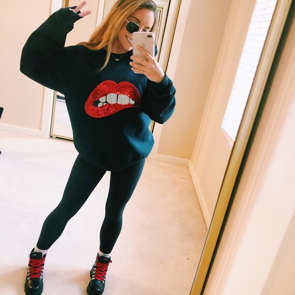 customized sequin lip sweatshirt
(size M) - Picture 2 of 2